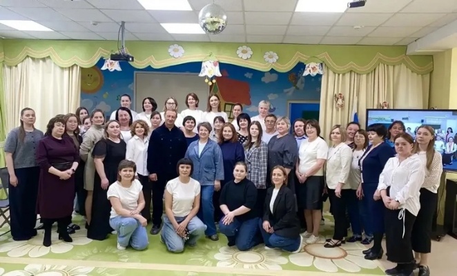 Изображение выглядит как одежда, человек, в помещении, улыбка

Автоматически созданное описание