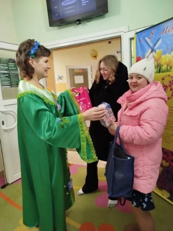Изображение выглядит как одежда, человек, в помещении, стена

Автоматически созданное описание